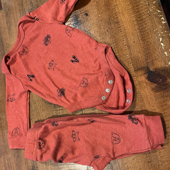 Old Navy Bundle - Aminal set - EUC - 0-3 mths w/hat. - Picture 2 of 2